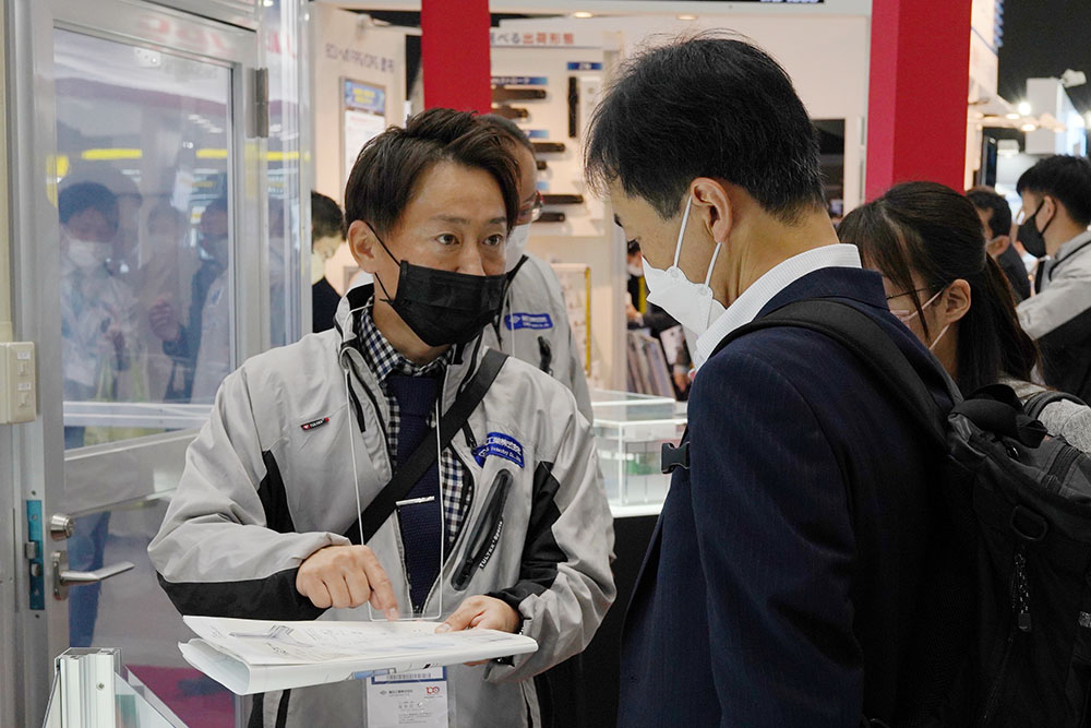 2022年10月展示会の商談の様子