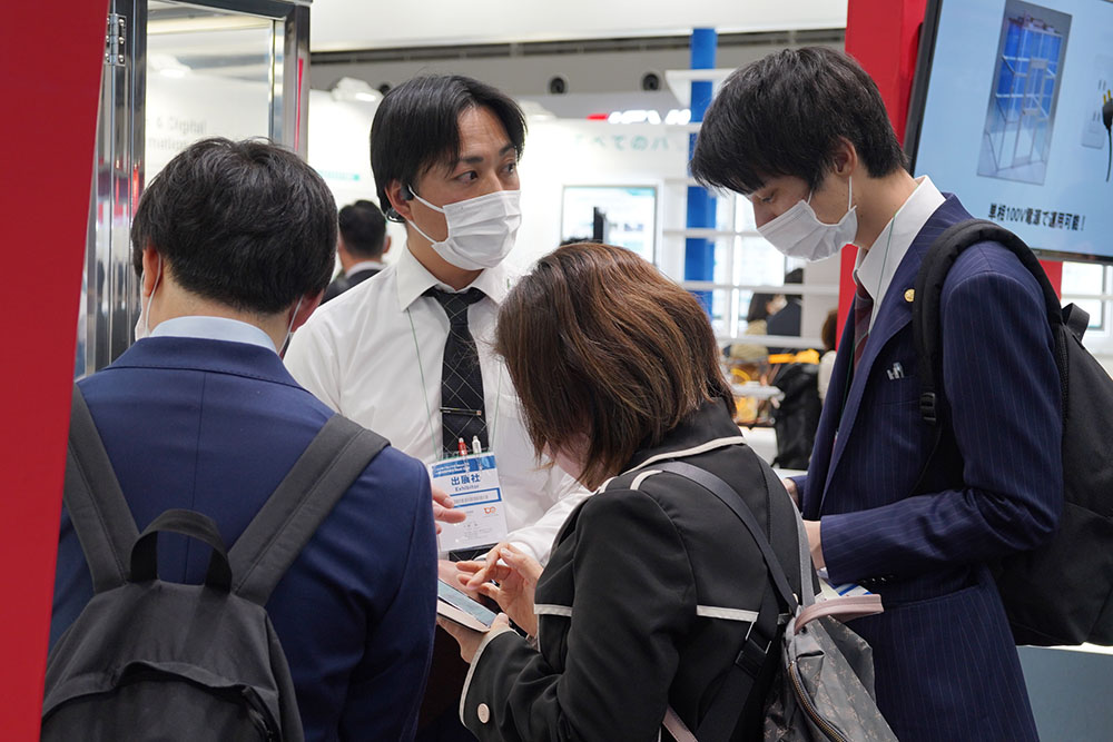 2023年3月展示会の商談の様子