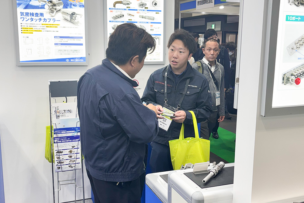 2025年10月展示会の商談の様子