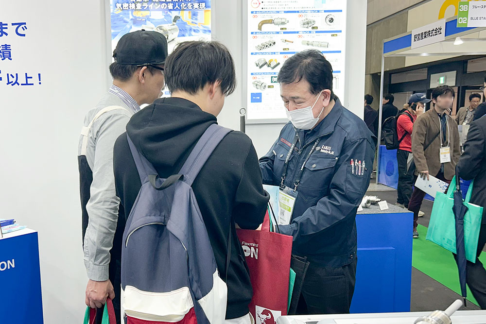 2025年10月展示会の商談の様子