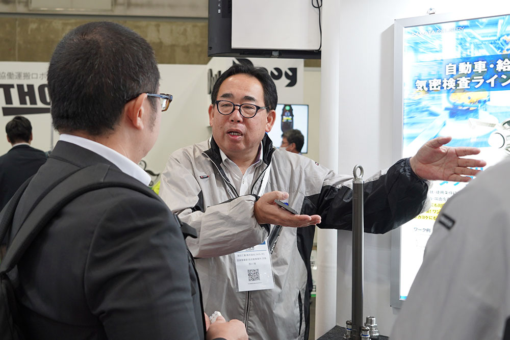 2025年10月展示会の商談の様子