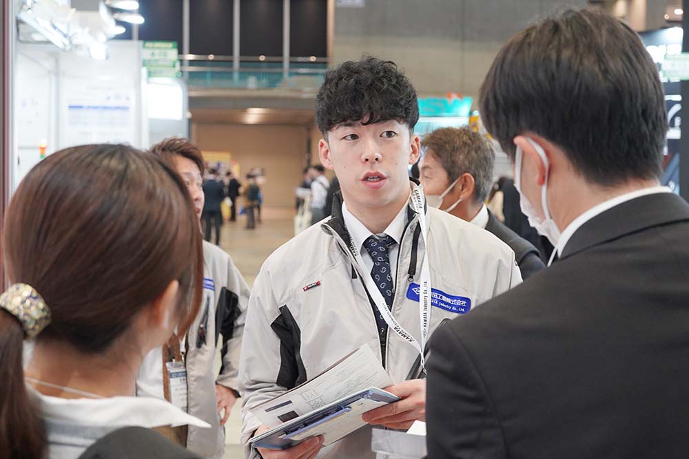 2025年11月展示会の商談の様子