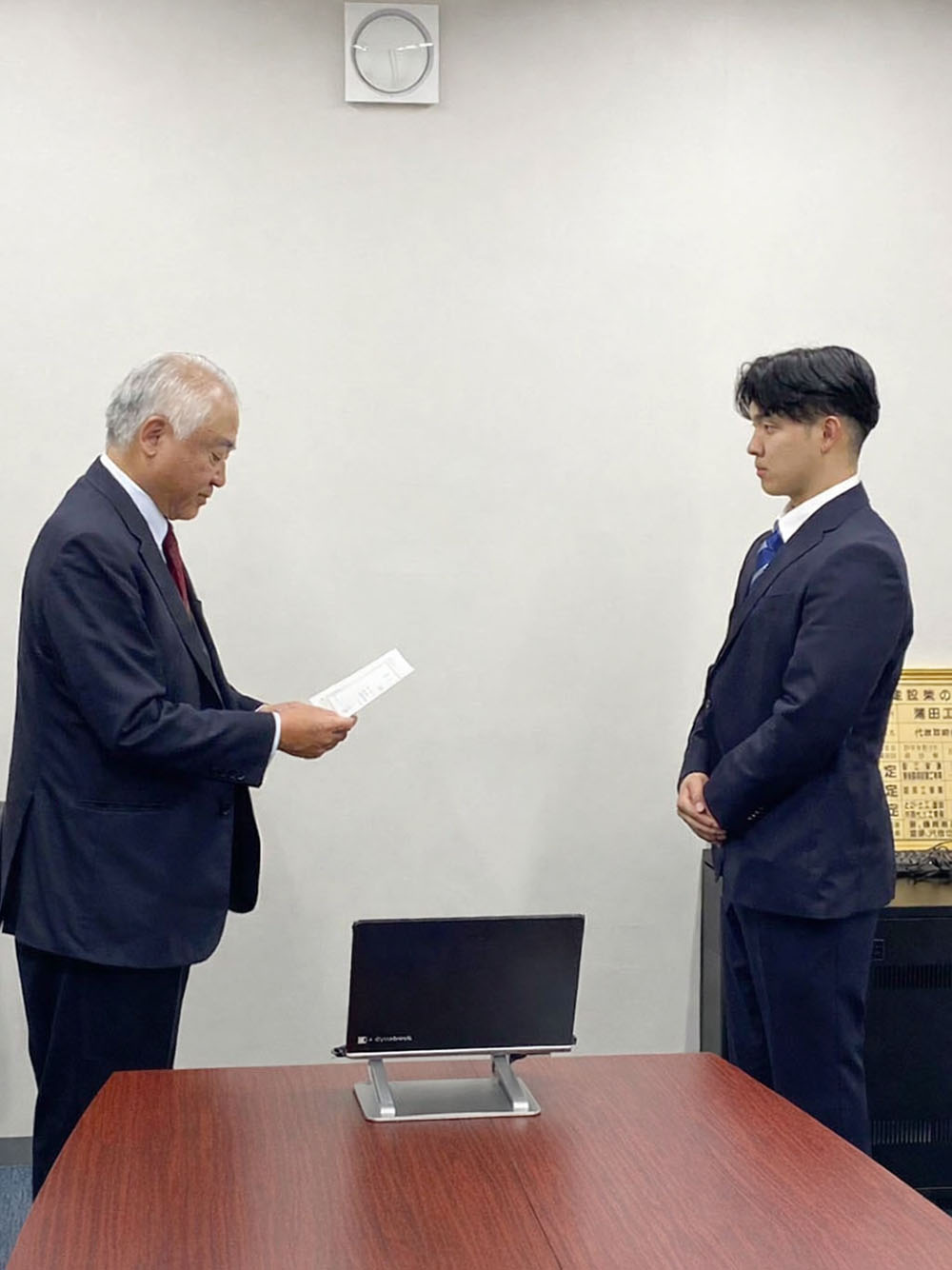 2026年 入社式辞令授与の様子