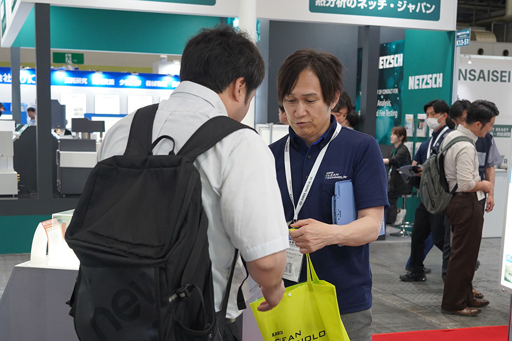 20206年05月展示会の商談の様子