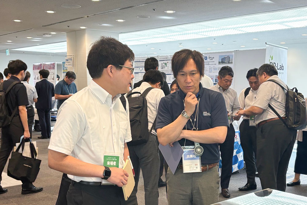 2026年9月展示会の商談の様子