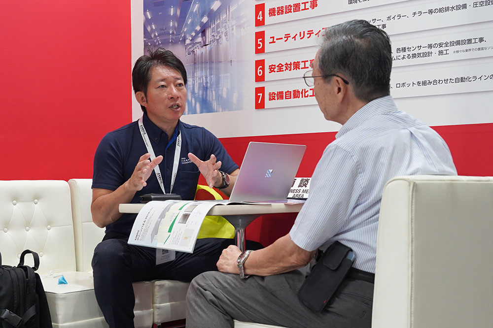 2026年09月インターフェックスWeek大阪展示会の商談の様子