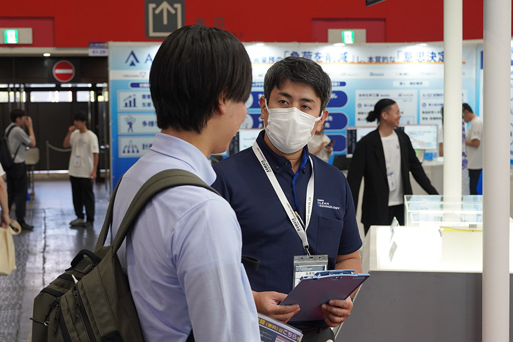 2026年09月インターフェックスWeek大阪展示会の商談の様子