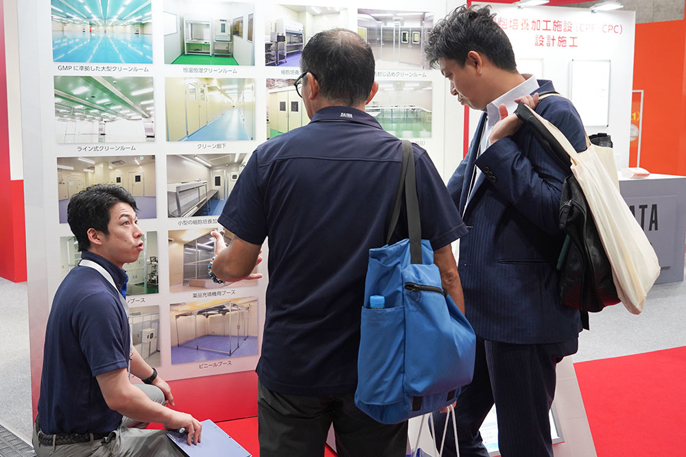 2026年09月インターフェックスWeek大阪展示会の商談の様子