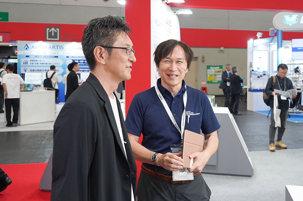 2026年09月インターフェックスWeek大阪展示会の商談の様子