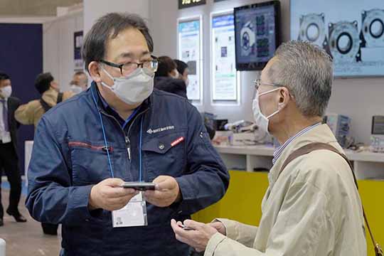 カーエレクトロニクス技術展接客の様子