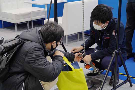 カーエレクトロニクス技術展接客の様子