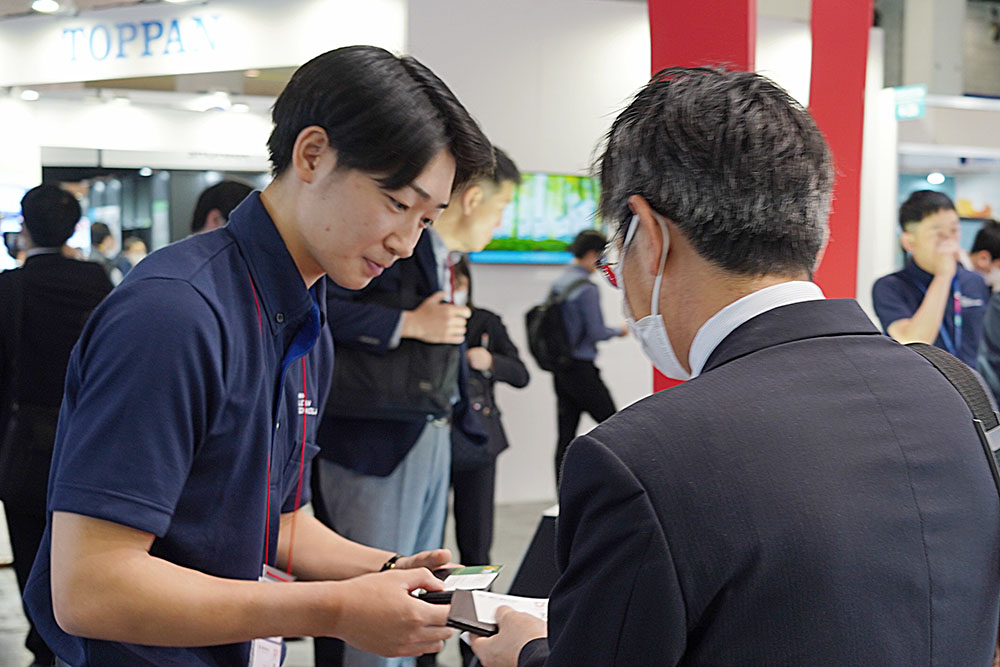 2023年5月展示会の商談の様子