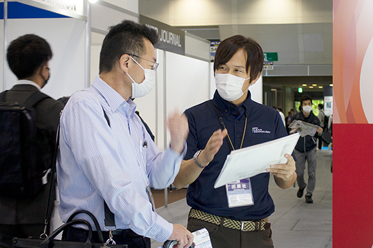 クリーンルームについて接客の様子。関西高機能フィルム展[大阪]