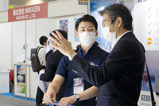 クリーンルームについて接客の様子。関西高機能フィルム展[大阪]