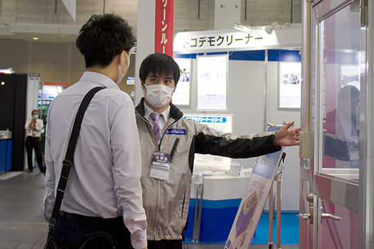 クリーンルームについて接客の様子。関西高機能フィルム展[大阪]