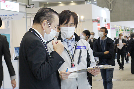 クリーンルームについて接客の様子。Interphex Japan、再生医療EXPO [幕張]