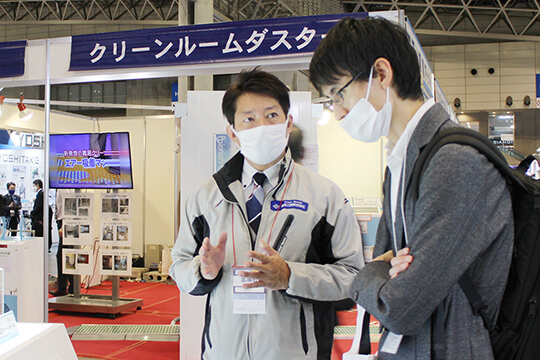 クリーンルームについて接客の様子。Interphex Japan、再生医療EXPO [幕張]