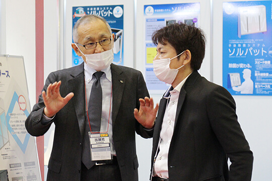 クリーンルームについて接客の様子。Interphex Japan、再生医療EXPO [幕張]
