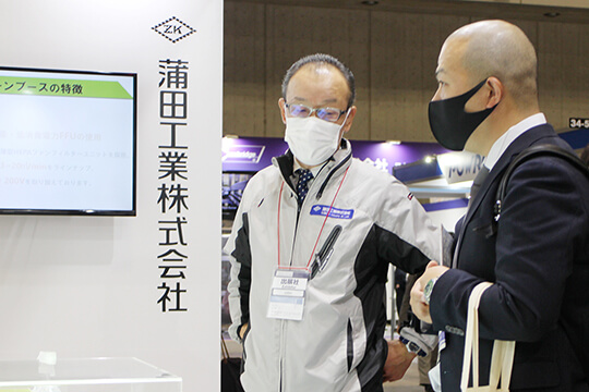 クリーンルームについて接客の様子。Interphex Japan、再生医療EXPO [幕張]