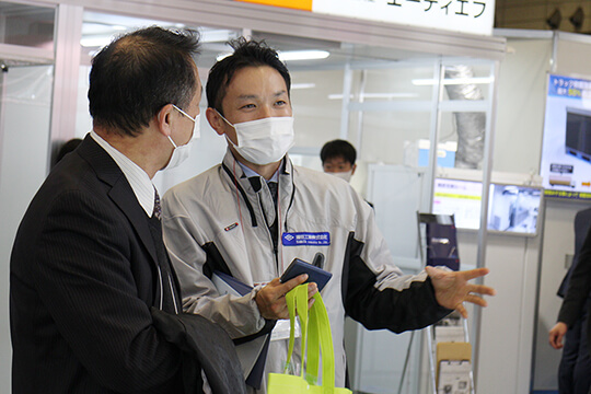 クリーンルームについて接客の様子。高機能フィルム展 [幕張]