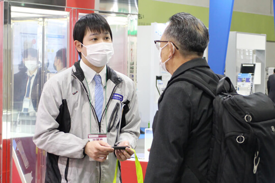 クリーンルームについて接客の様子。再生医療EXPO [大阪]