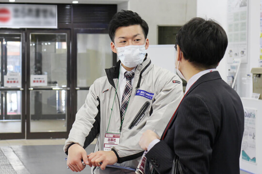 クリーンルームについて接客の様子。再生医療EXPO [大阪]