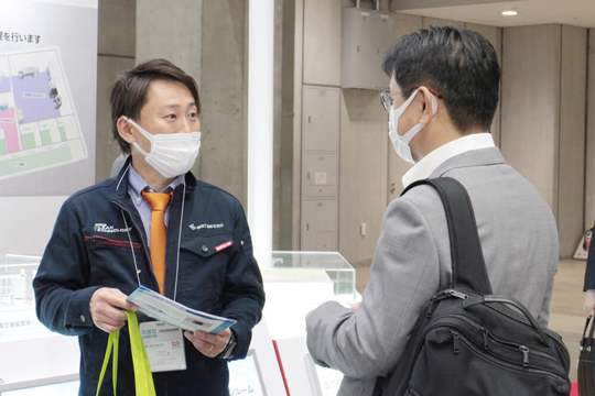 クリーンルームについて接客の様子。国際医薬品開発展2021 [東京]