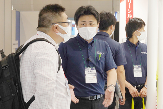 フィルム産業向けクリーンルームについて接客の様子。第9回関西高機能フィルム展 [大阪]