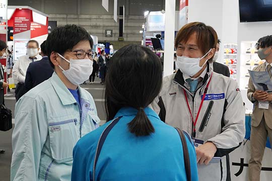 半導体向けクリーンルームについて接客の様子。第4回ネプコンジャパン [名古屋]