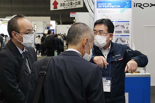 自動車業界・給湯器・空調機器向け気密検査カプラー・マルチカプラーについて接客の様子。第4回カーエレクトロニクス技術展 [名古屋]