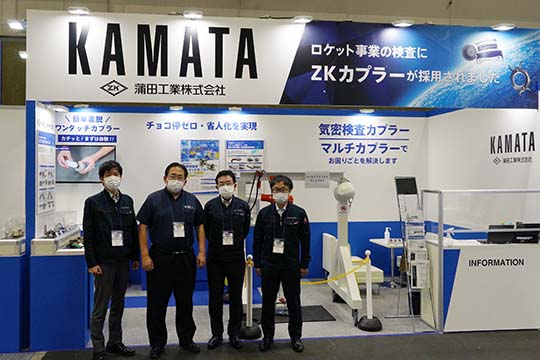 自動車業界・給湯器・空調機器向け気密検査カプラー・マルチカプラーについて接客の様子。第4回カーエレクトロニクス技術展 [名古屋]